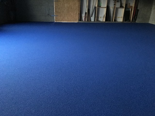 epoxidová podlaha v garáži ve Vendryni - druhý posyp modrým křemenným pískem